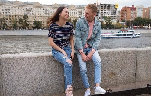 Кончает в пизду худенькой москвичке в первый день знакомства.