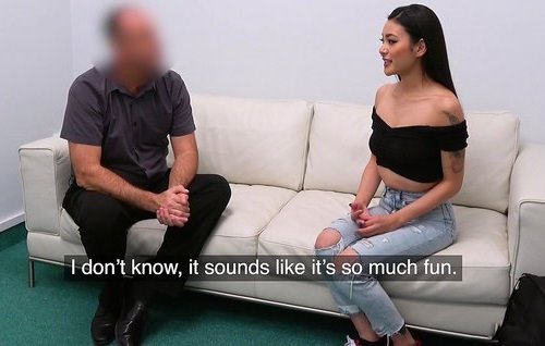 Кастинг красивой и очень фигуристой молодой азиатки.