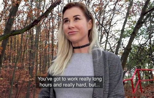 Русская девушка сосет огромный член в парке за неплохие деньги.