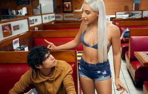 Видит какой огромный член у другого парня и изменяет в туалете бистро.