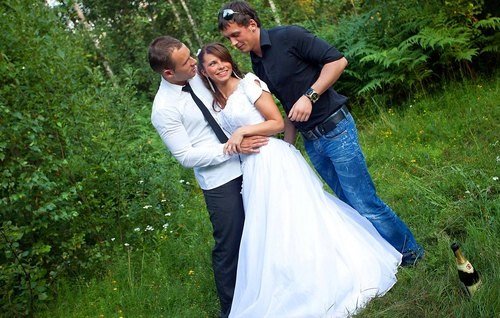 Жених и друзья жарят невесту в лесу втроем и костыли одному из них не помеха.