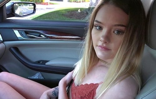 Тощенькая милашка садится в машину к парням с деньгами, а получит ли их это уже другой вопрос.