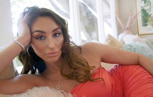 Посидеть с подружками накрывается, а потрахаться с пасынком намечается.