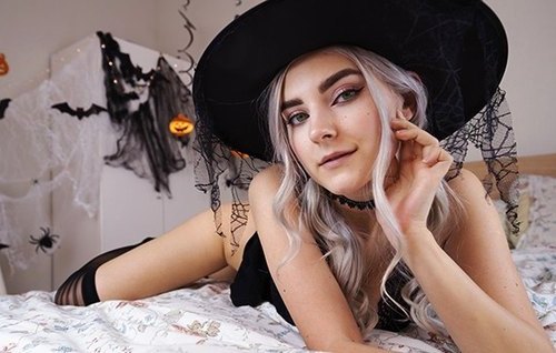 Упрощенный вариант вечеринки по поводу Хеллоуина состоялся у неё дома, в постели.