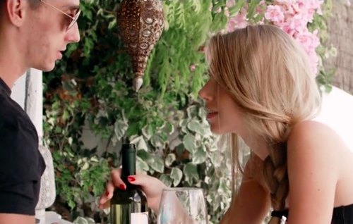 Флирт молодой девушки с барменом стал началом любовных отношений со страстным сексом на улице.