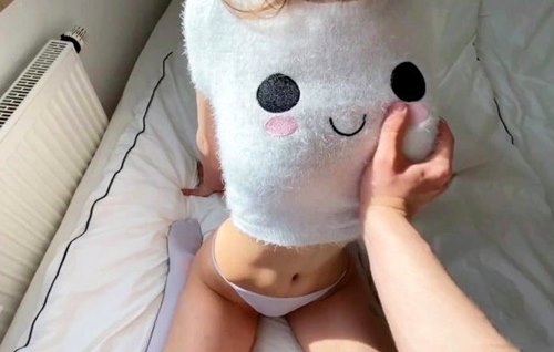 Домашний секс с худенькой молодой девушкой верхом на члене.