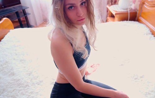 Пыталась отказать другу, но при виде его классного хуя, жадно потянула его в рот.