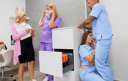 Проверка в больнице не помешала мед брату выебать пухлую медсестру и все же они попались.