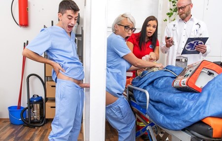 Выебал пухленькую врачиху через дырку в стене, которую просверлил для подглядывания.