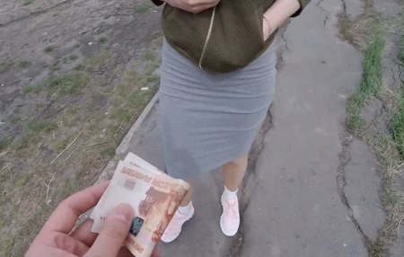 Один разочек отдалась незнакомцу в лесу и вот тебе деньги на новую сумочку.