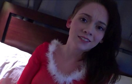 Брат замечает что сестра на вечеринке была без белья и интересуется её тугой киской.