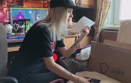 Не хочет скидку на следующий заказ, хочет девушку с доставки в её тугую попку прямо сейчс.