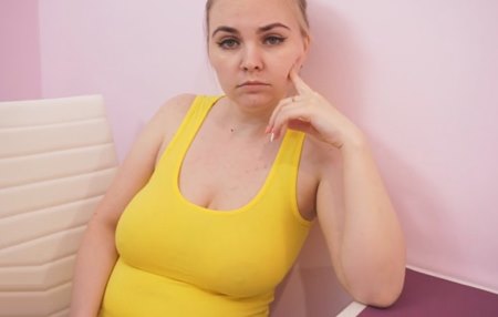 Облил девушку в маечке водой дабы увидеть её пухлые висюльки и трахнуть.