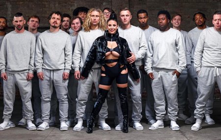 Жесткая оральная групповуха с Анжелой и камшотами в полицейской академии Балтимора.