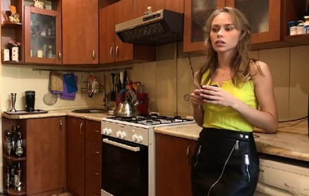 Красивая русская мачеха между огромным желанием секса с пасынком и верностью мужу.