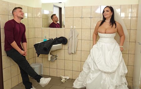 Паря открывает захлопнувшуюся дверь уборной когда застрявший там парень уже выебал его невесту за несколько минут до свадьбы.