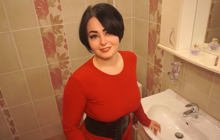 Жопастая мачеха предпочитает остаться в ванной и вытереть член пасынку своим делам.