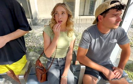 Девушка ждала на автобусной остановке с двумя парнями и замечталась о двойном проникновении.