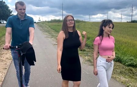Парень на самокате подкатывает к двум русским девушкам и ту которая по сочнее, катают с другом на волосатых мотороллерах.