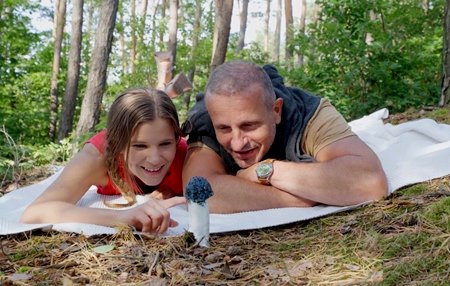 Мужик отправил сына за дровами, а сам показал его девушке красивого гриба и выебал её.