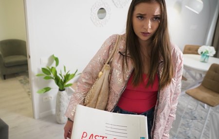 И хотя девушка утверджала что долгов у неё не было, но один из вариков покрытия ей очень понравился.