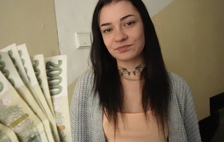 Дядя тоже получает свою долю за то, что племянницу от трахали в его квартире.