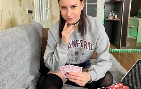 Парень научил сестру проигрывать в Покер и она проиграла ему свою киску.