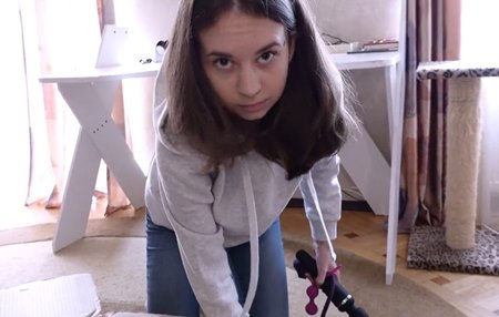 Парень уронил коробку с самотыками своей молоденькой сожительницы и понял как надо действовать.