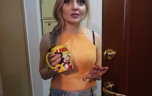 Русская соседка зашла за сахаром, а ушла с мокрыми и потраханными дырочками.