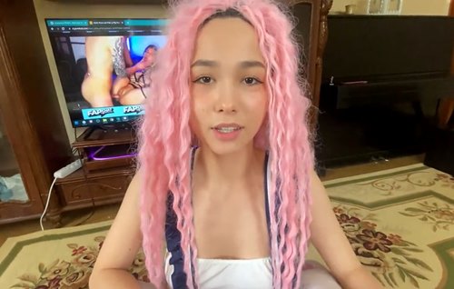 Русская девушка спалила брата на просмотре порнухи и обещает сделать ему еще лучше.