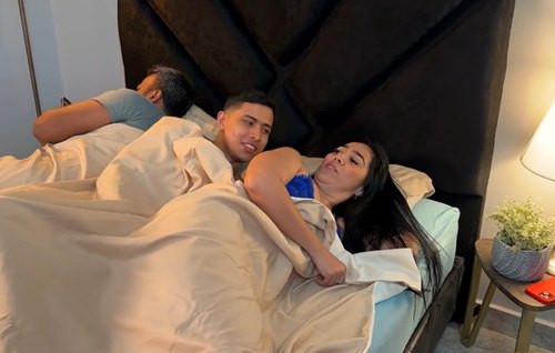 Парень забрался к родителям в постель и пи тихому присунул жопастой мачехе.