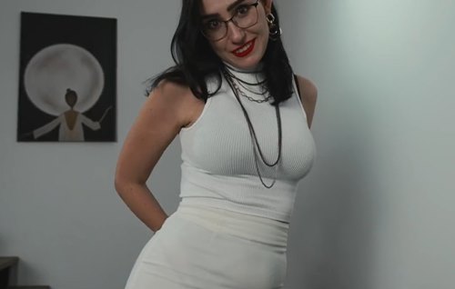 Секретарша принесла боссу вместо кофе воду и поплатилась пиздой.