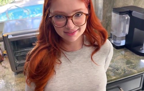 Толстая милашка пришла к отчиму в комнату голая и получила кремпай в письку.