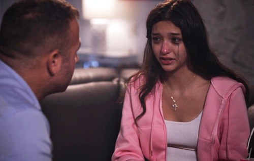 Продинамленная парнем у которого влюблена, девушка находит поддержку и утеху у отчима с толстым членом.