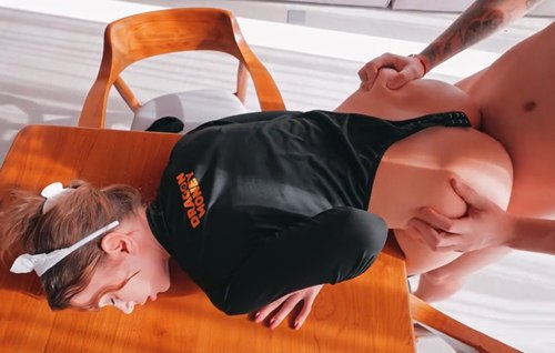 Попросила парня присмотреть за новой домработницей, справляется ли с делами и стоит ли её оставлять.